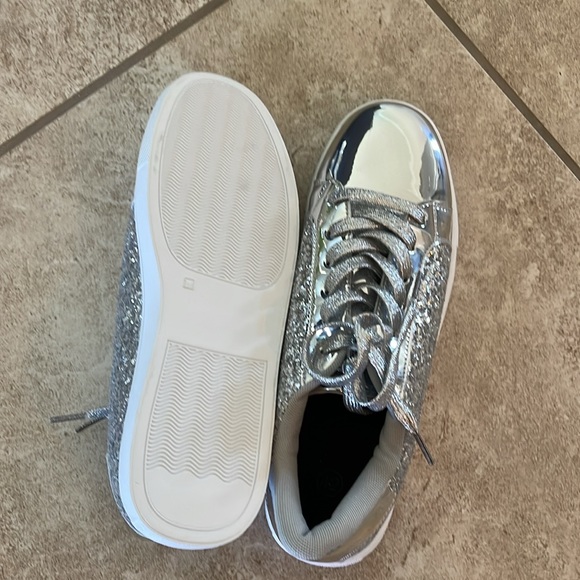 NWOB Metallic Silver Sneakers Sz 10.5 - Picture 2 of 3